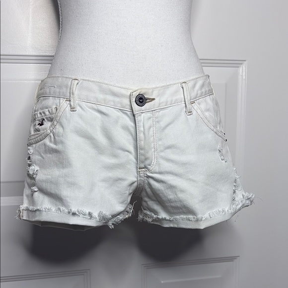 Hollister White Distressed Low Rise Micro Cuffed Shorts. Size 5 - Picture 1 of 11